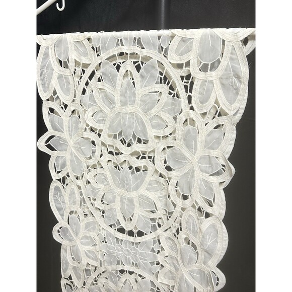 Imperial Elegance RN‎ 65899 White Floral Delicate Table Runner - Picture 6 of 11